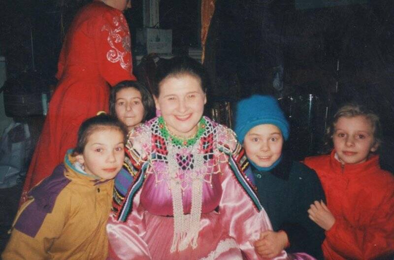 Фотография. Е.М.Молодцова с юными поклонниками ее таланта, Воронеж 2000г.