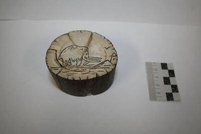 Кусок бивня мамонта, найденный в устье р.Колымы с выгравированной дарственной надписью полярному исследователю В.С. Антонову.