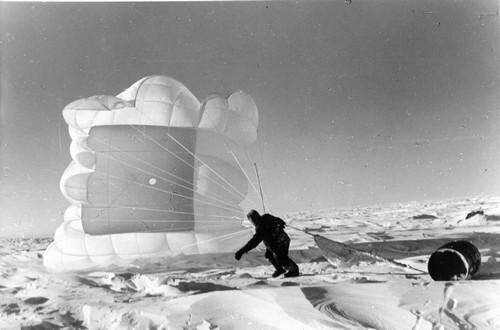 Фотография. На Пионерскую горючее сбрасывали с парашютами. Из комплекта «Первая комплексная антарктическая экспедиция (КАЭ) АН СССР».