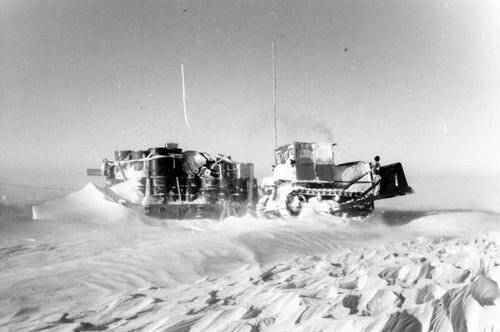 Фотография. Тракторный поезд в походе. Из комплекта «Первая комплексная антарктическая экспедиция (КАЭ) АН СССР».
