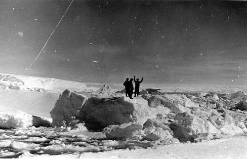 Фотография. Неожиданно началась подвижка льда, и группа товарищей оказалась на небольшой льдине. Из комплекта «Первая комплексная антарктическая экспедиция (КАЭ) АН СССР».