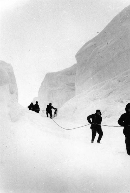 Фотография. По трещине с барьера на припай. Из комплекта «Первая комплексная антарктическая экспедиция (КАЭ) АН СССР».