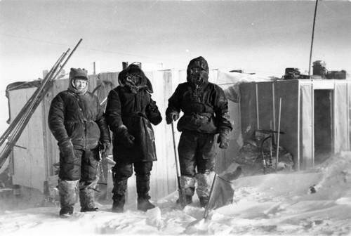 Фотография. Станция Пионерская и её зимовщики. Из комплекта «Первая комплексная антарктическая экспедиция (КАЭ) АН СССР».