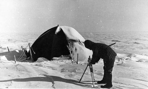 Фотография. Весной 1956г. на ледяном плато была создана выносная магнитная станция. Магнитолог П.К.Сенько производит наблюдения. Из комплекта «Первая комплексная антарктическая экспедиция (КАЭ) АН СССР».