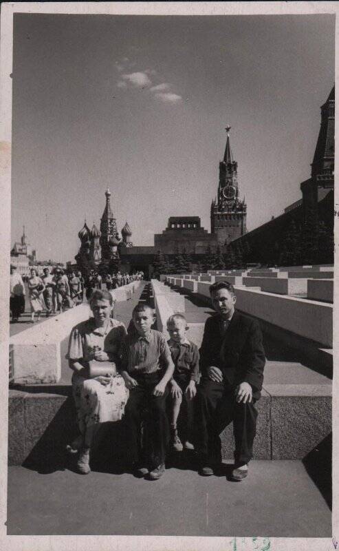 Фотография: Чепкин П.И. с семьей в г. Москве на Красной площади, 1959 г.