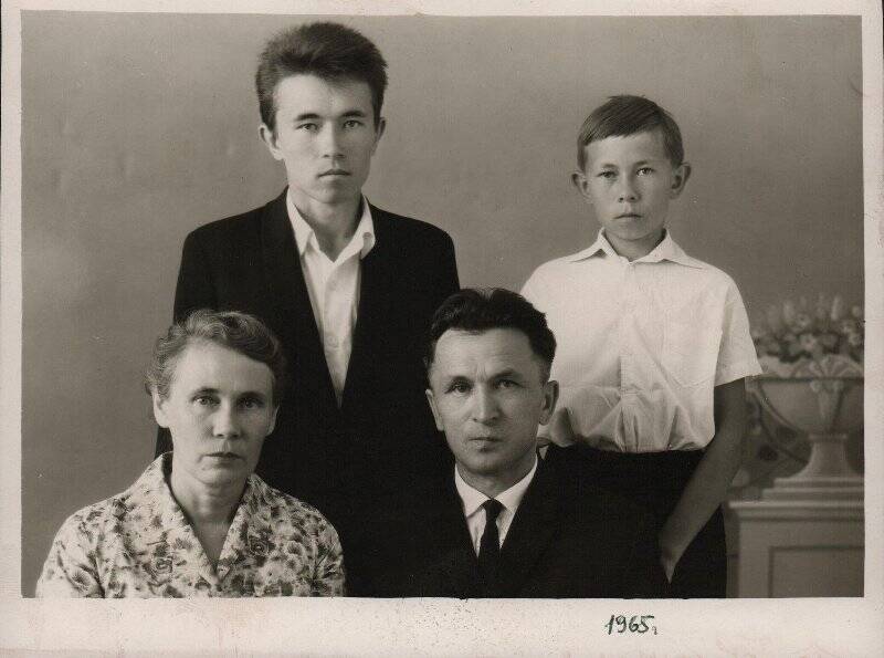 Фотография: Чепкин П.И. с женой Ольгой Михайловной и сыновьями.