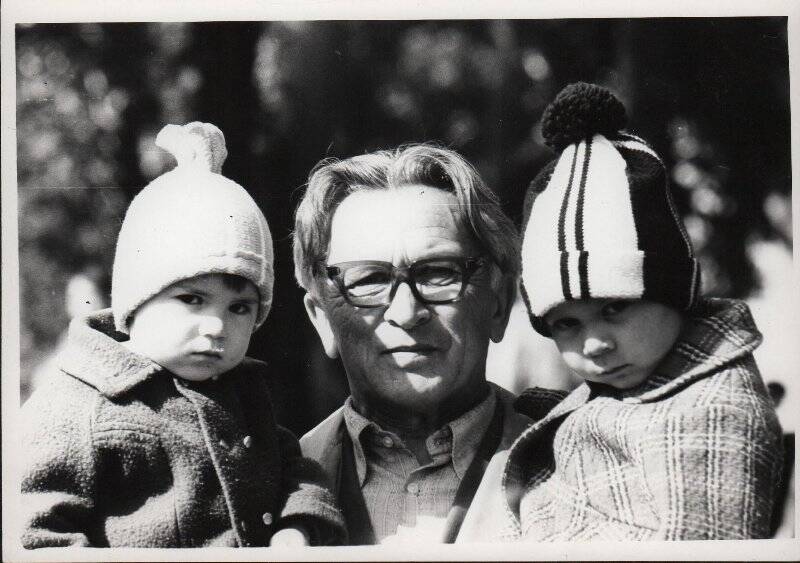 Фотография: Чепкин Порфирий Иванович с внуками, 1984 г.