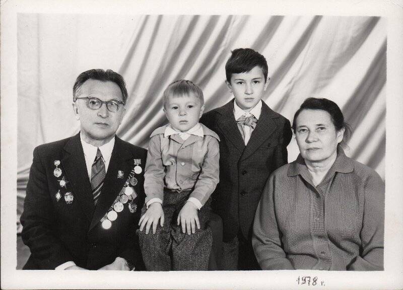Фотография: Чепкин Порфирий Иванович с женой и внуками.