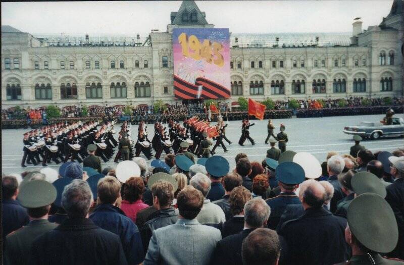 Фотография: Парад Победы, г. Москва, Красная площадь, 9 мая 2000 года.