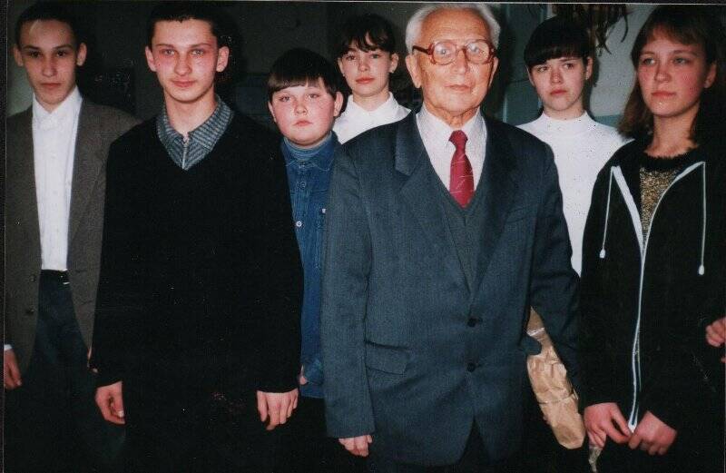 Фотография: Порфирий Иванович Чепкин на встрече со школьниками 12 школы.