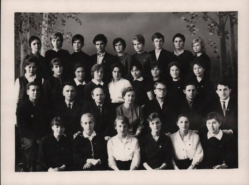Фотография: Преподаватели и студенты Горно-Алтайского педучилища. 1966 г.