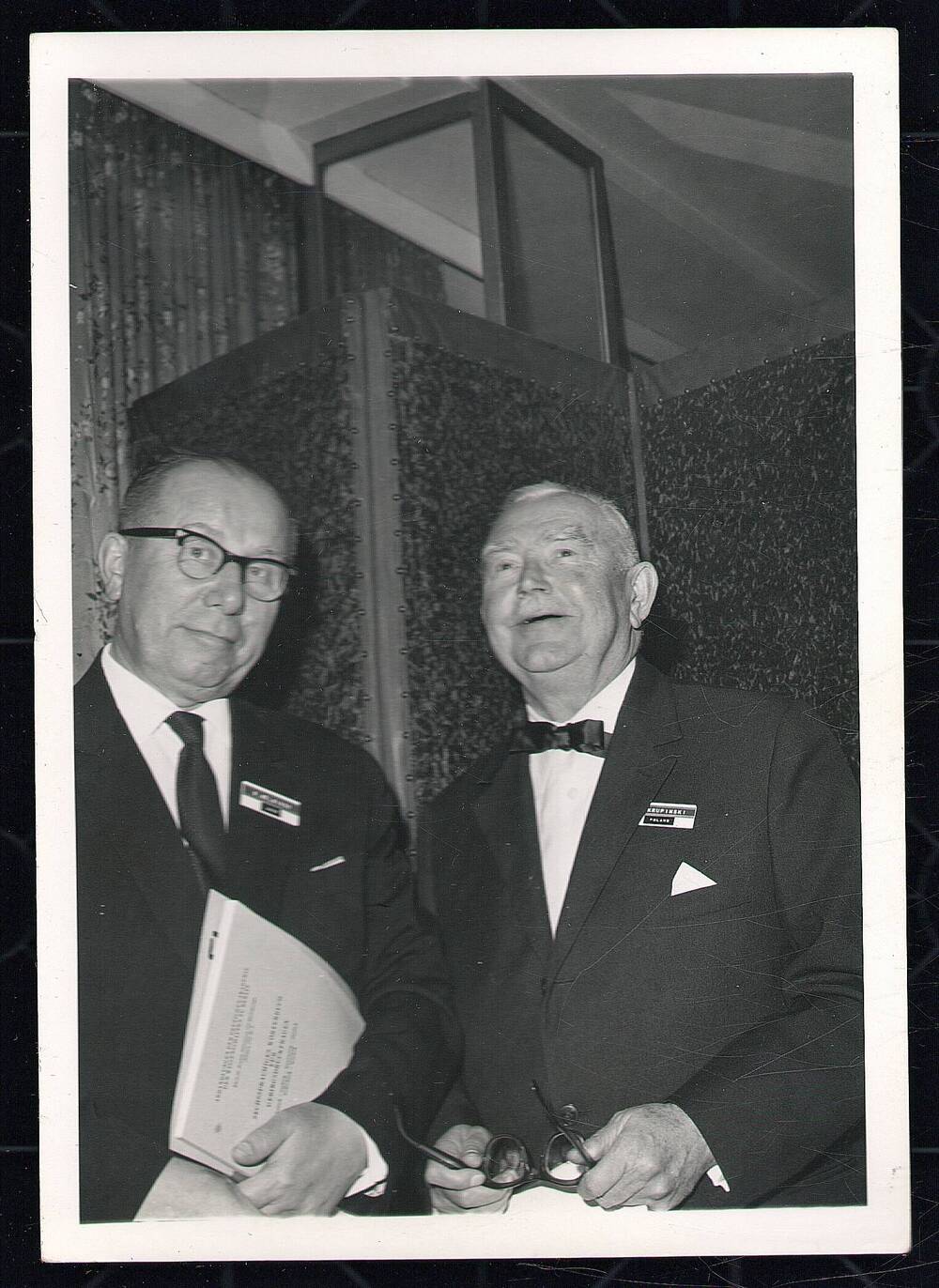 Фотография. Н.В. Мельников стоит слева и Б. Крунинский, ПНР (стоит справа) на  IV Международном горном конгрессе в Лондоне. Июль 1965 г.