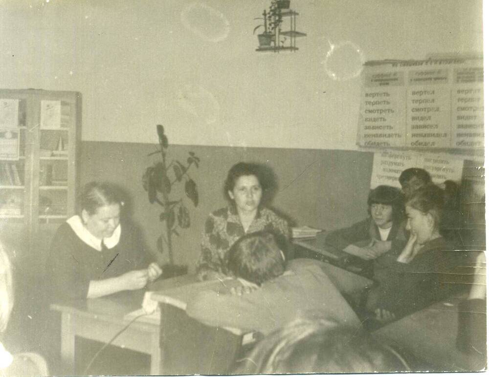 Фотография встречи Ячковской Нины Георгиевны со школьниками.