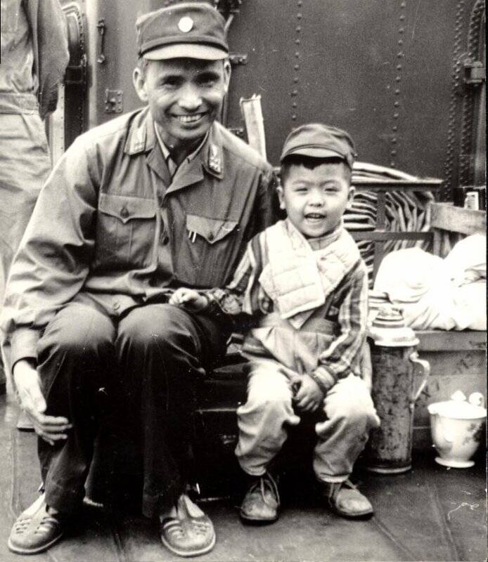 Фотография черно-белая групповая. Командующий ПВО и ВВС Вьетнамской Народной Армии старший полковник Ле Ван Чи с сыном на спортивном катере в заливе Ха Лонг. ДРВ.