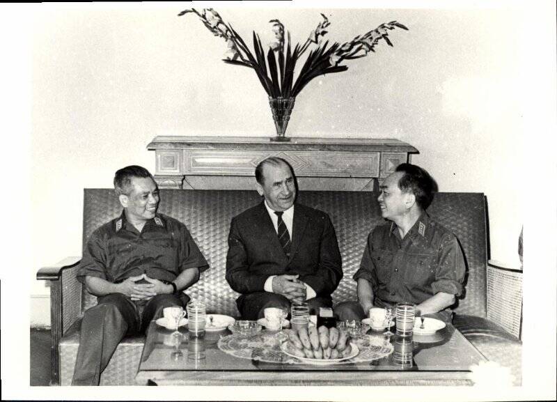 Фотография черно-белая групповая. На приеме у министра ДРВ во время посещения делегацией МО СССР Демократической Республики Вьетнам.