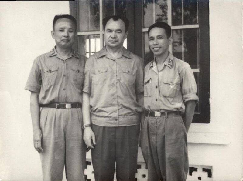Фотография черно-белая групповая. В военно-техническом училище ПВО Вьетнамской Народной Армии.