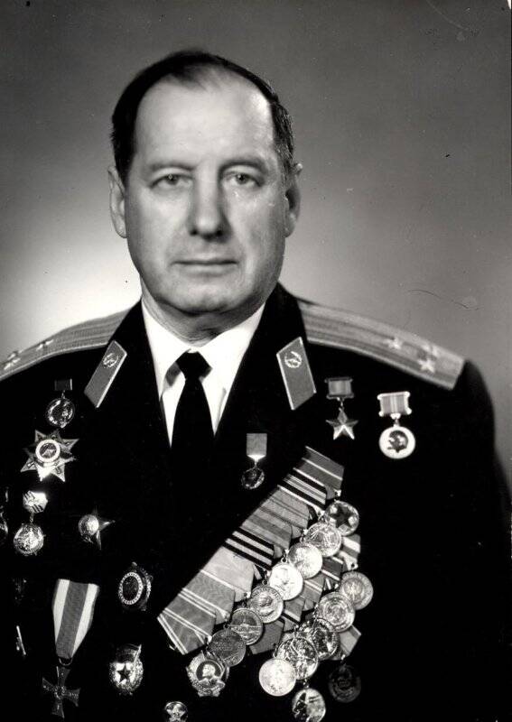 Фотография черно-белая, погрудный портрет. Герой Советского Союза полковник запаса Пчелинцев Владимир Николаевич