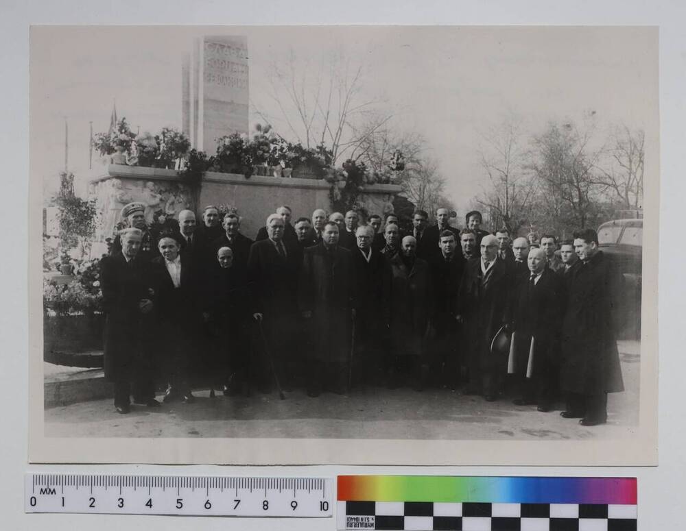 Фотоотпечаток. Почётные участники церемонии открытия Памятника борцам двух революций. 
