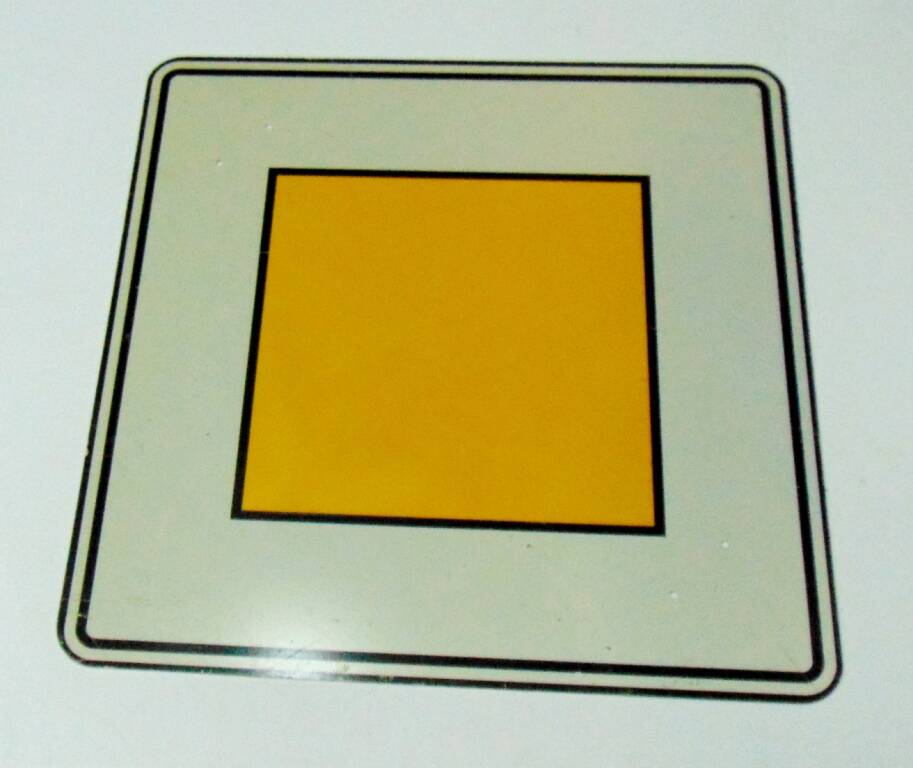 Дорожный знак в виде квадрата в центре желтого, по краю белого цвета - знак приоритета Главная дорога. 1996 г.
