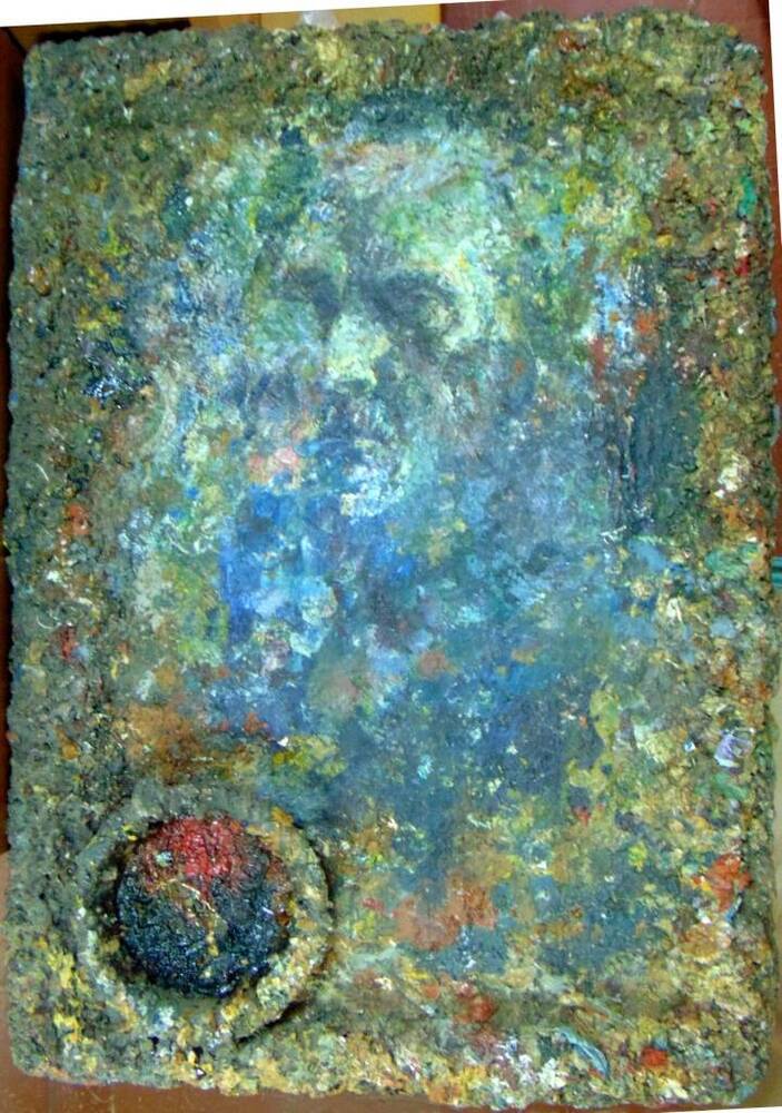 Автопортрет Чемсо Виктора Муссовича 1994 г. Выполнен на собственной палитре художника в технике масляной живописи. В верхней части палитры изображена голова художника в трех-четвертом повороте. Наслоение масляных красок образует своеобразную раму.