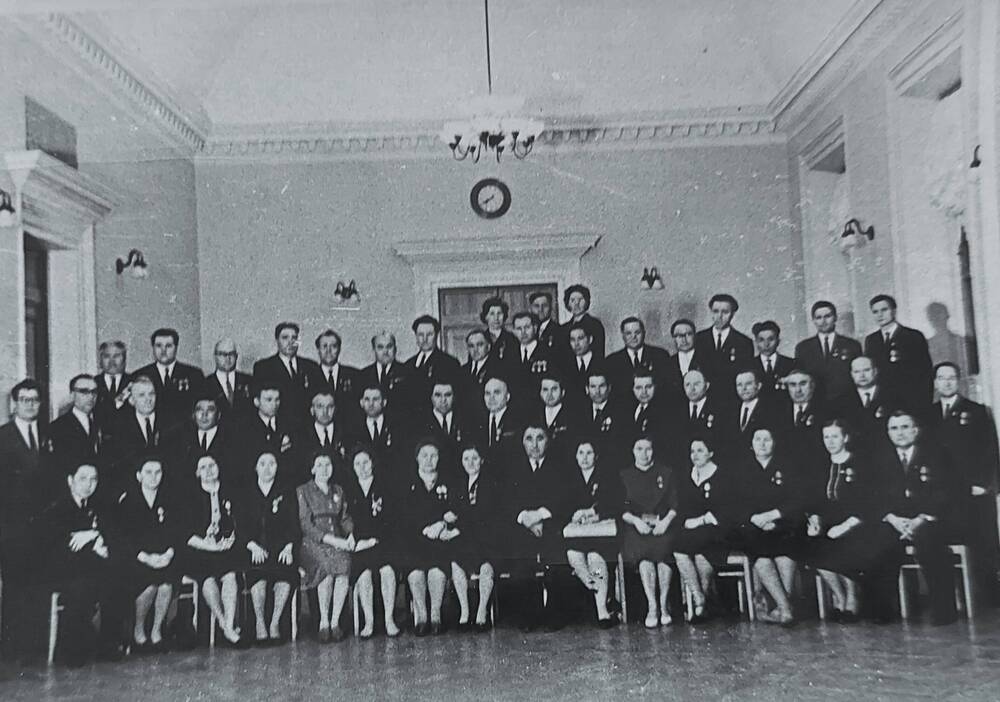 Фотография черно-белая групповая Делегаты XXIV съезда КПСС. г. Барнаул, 1971 г.