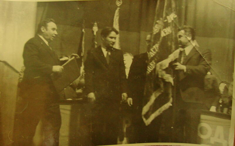 Фото. Соколов вручает знамя Объединению Лензолото, 1979 г.