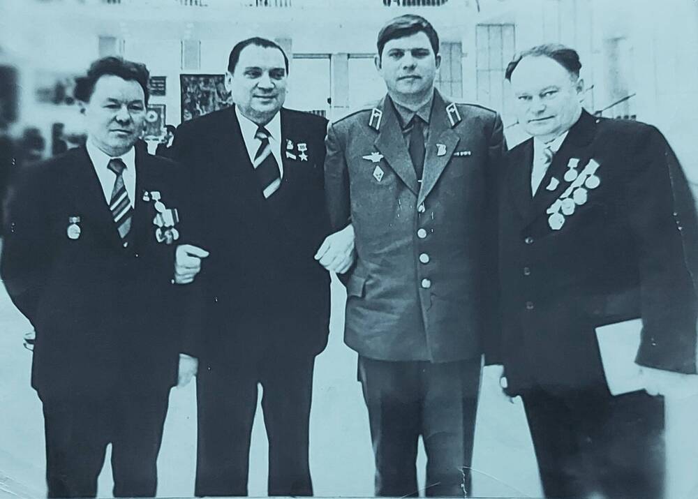 Фотография черно-белая групповая Делегаты XXV съезда КПСС от города Славгорода Алтайского края.