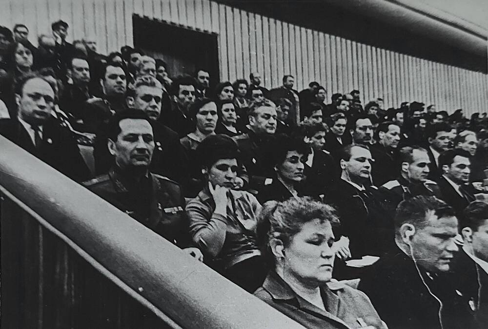 Фотография черно-белая групповая Заседание XXIV съезда КПСС.