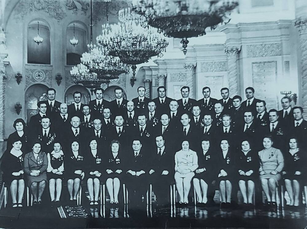 Фотография черно-белая групповая Делегаты XXV съезда КПСС Алтайской партийной организации.