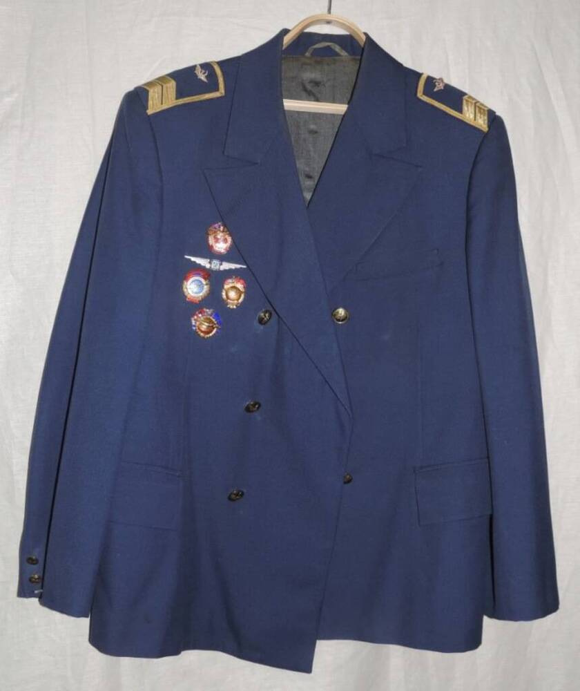 Пиджак от формы пилота гражданской авиации Лемарена Павловича Рогашёва.