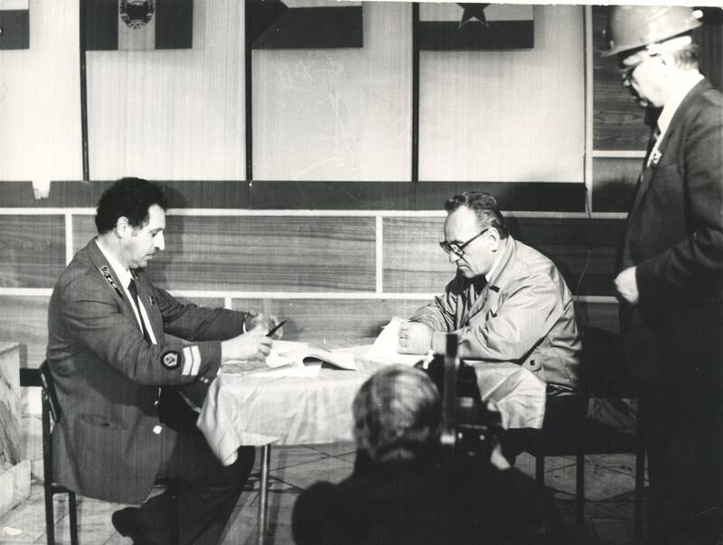 Фотография ч/б подписания договора о сотрудничестве с представителями делегации ГДР на РМЗ.