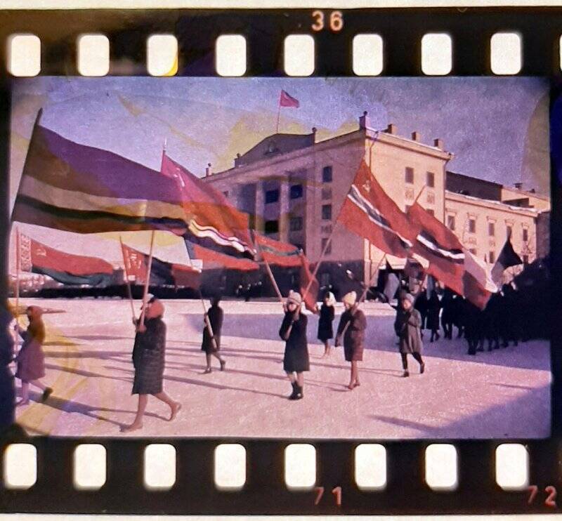 Диапозитив. Демонстрация 7 ноября. Колонна с флагами союзных республик на центральной площади г. Воткинска.