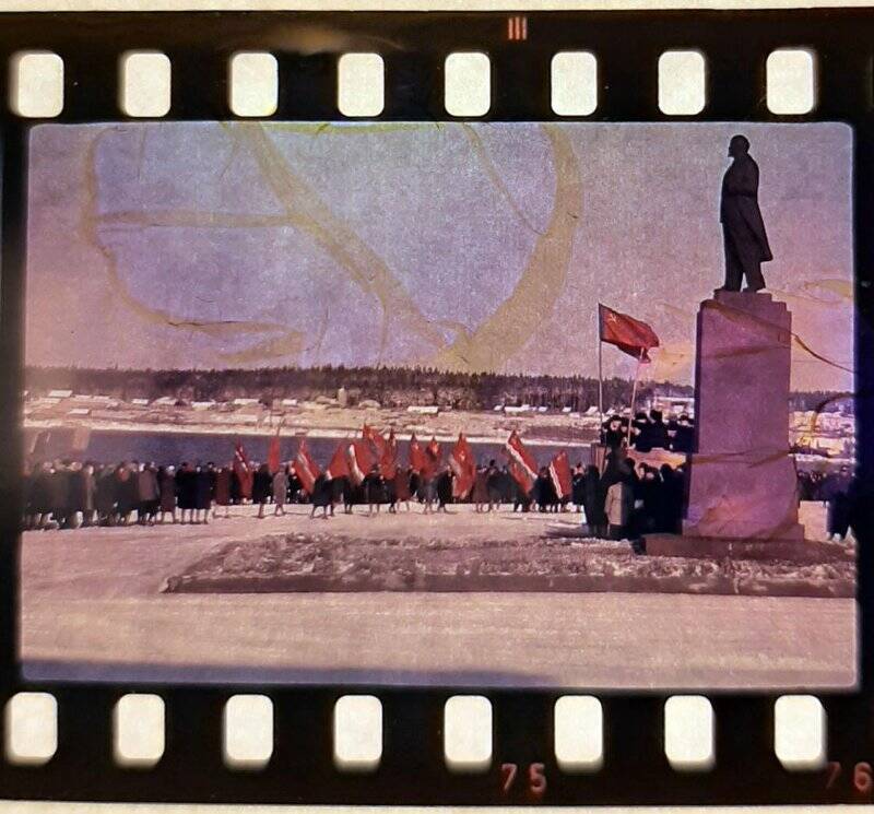 Диапозитив. Демонстрация 7 ноября. Памятник В.И. Ленина на центральной площади г. Воткинска.