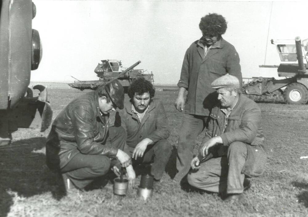 Фото групповое. Механизаторы к-за им. Красных партизан, 1975 г.