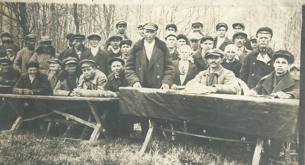 Фото групповое. Собрание актива в х. Дуплятском, 1930 г.