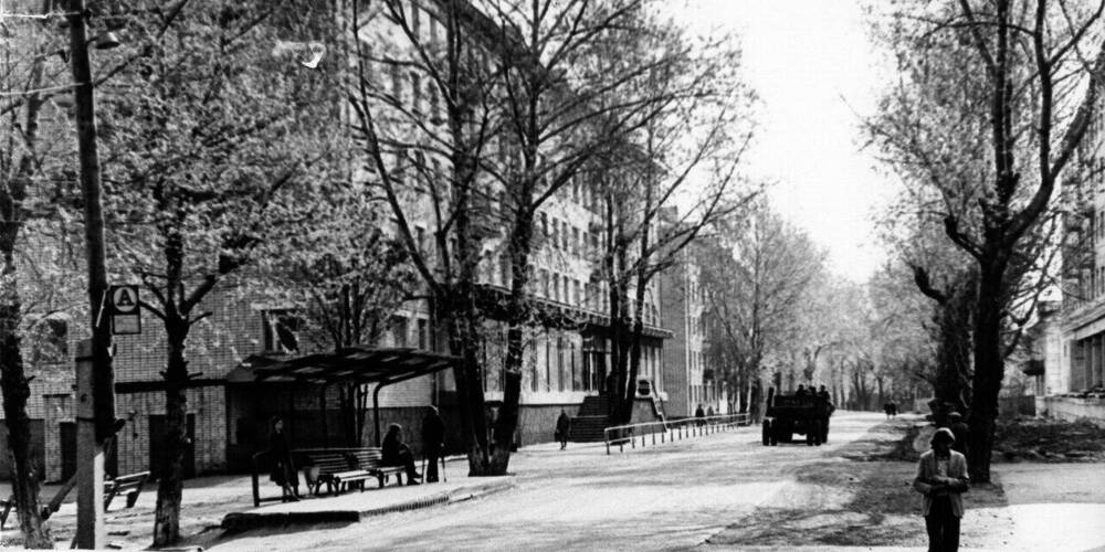 Фото. Улица Советская д. 12 с продовольственным магазином (слева)