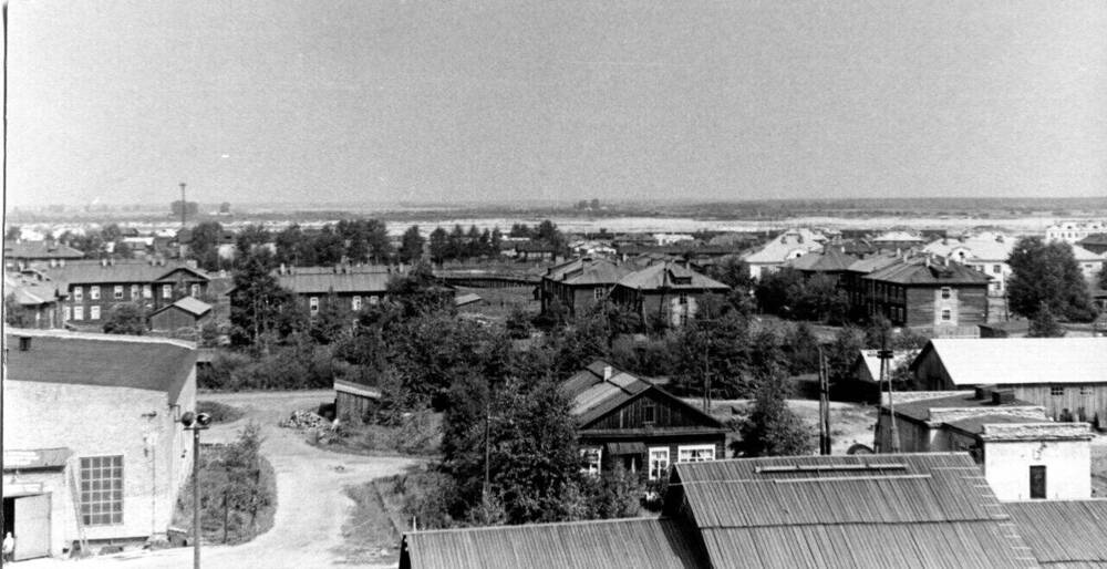 Фото. Вид на посёлок со стороны корпусного цеха завода