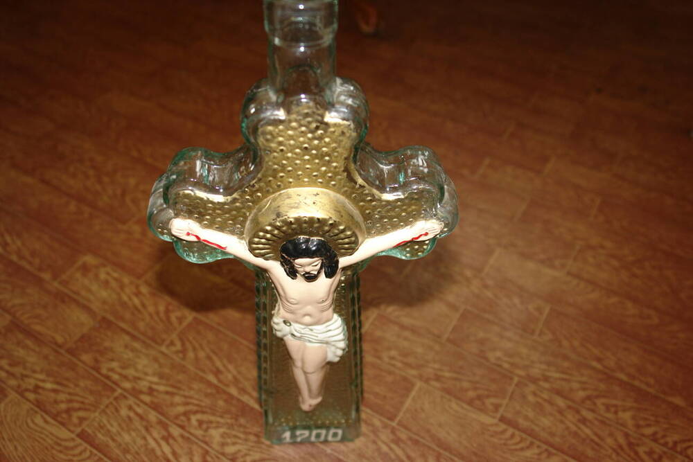 Бутыль в виде креста с распятием Иисуса Христа.