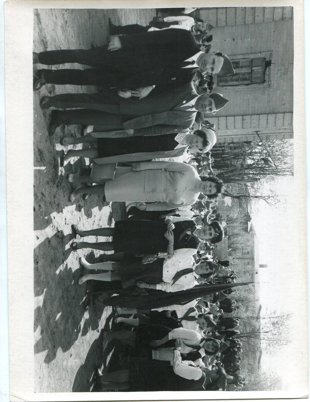 Фотография групповая – 45-летие Всесоюзной пионеркой организации. Педагоги и вожатые перед маршем