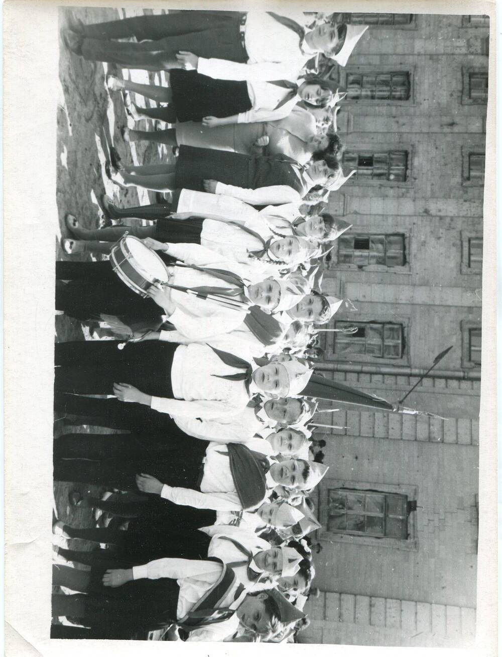 Фотография групповая – В ожидании марша в честь 45-летия Всесоюзной пионерской организации им В.И. Ленина