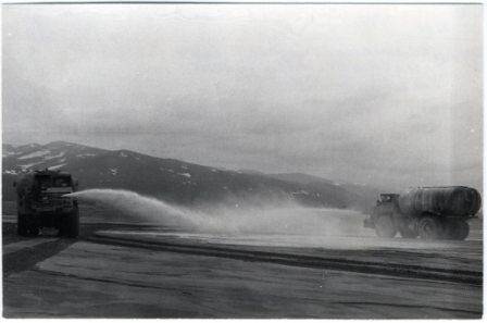 Фотография. Фото сюжетное. Химическое закрепление пылящих поверхностей хвостохранилища АНОФ-2 с помощью  УМП-1 (универсальной поливочной машины) 1997 г.