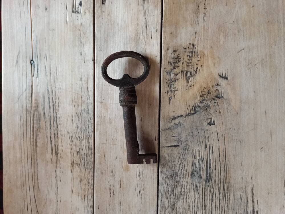 Ключ железный.