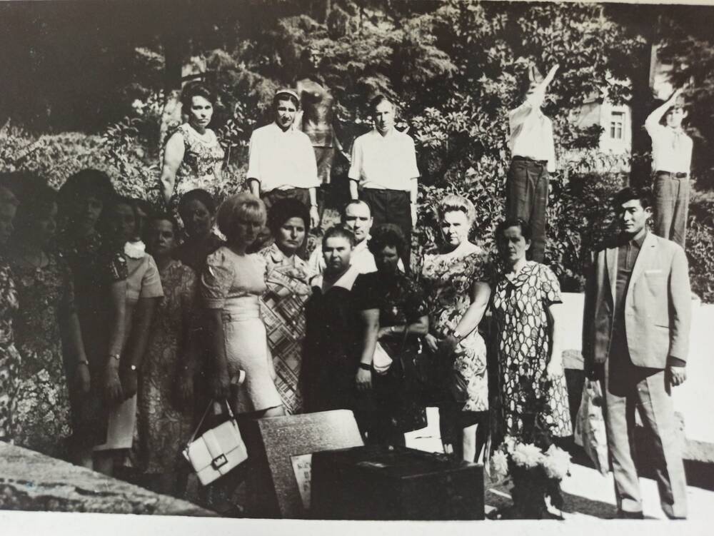 Фото. Группа экскурсантов из Адлера у могилы Н. Курченко в Сухуми 15.10.1974 г.