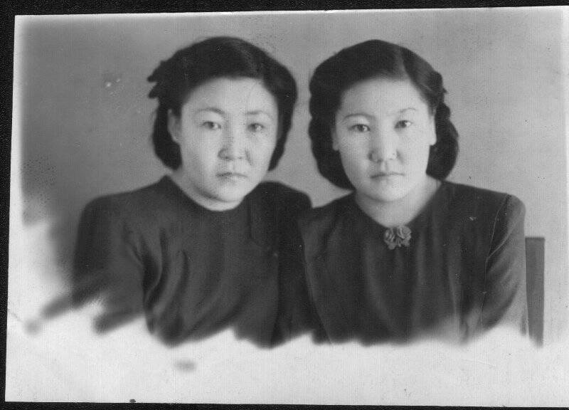 Фотография ч/б. Две девушки: слева Суздалова А.И.