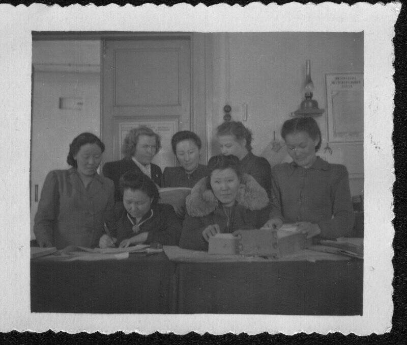 Фотография черно-белая групповая (7 девушек). На занятии.