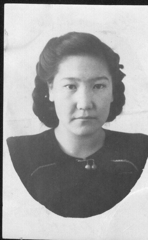 Фотография черно-белая. Портрет погрудный Колпашниковой Ирины.