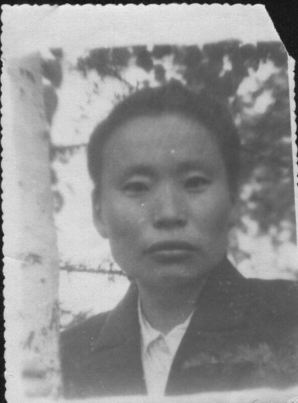 Фотография черно-белая. Портрет погрудный Охлопковой М.А. на фоне березы.