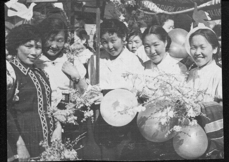Фотография чёрно-белая групповая (8 человек). Праздник 1 мая. Девушки неизв. с шарами и цветами. 1958 г.
