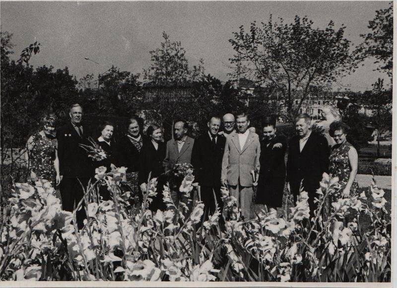 Группа ветеранов КПСС с сотрудниками Омского краеведческого музея в сквере им. Борцов революции. Фотография