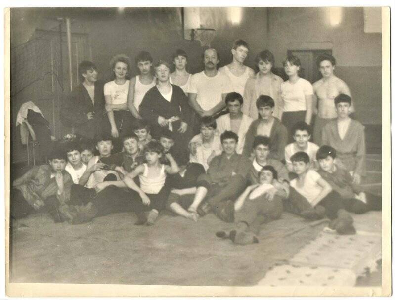 Фотография. Группа учащихся на занятиях по самбо с руководителем Жидковым В.А. в спортзале училища № 29.